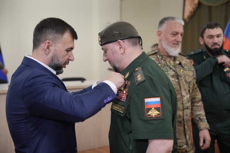 Денис Пушилин вручил награды военнослужащим из Чечни