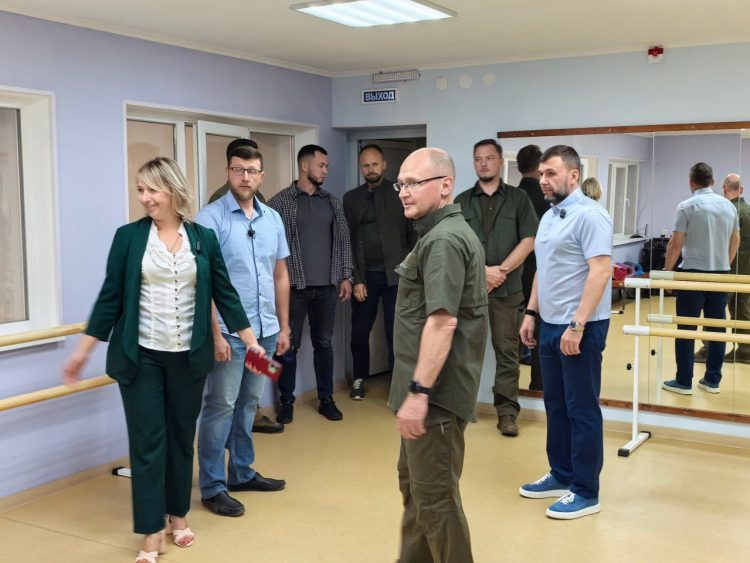 Денис Пушилин и Сергей Кириенко посетили соцобъекты в Еленовке и Докучаевске