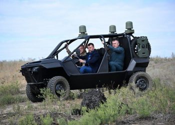Глава ДНР провел тест-драйв автовездехода «Штурм»