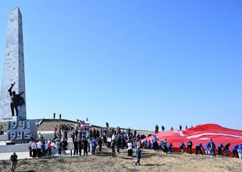 На Саур-Могиле развернули самое большое Знамя Победы