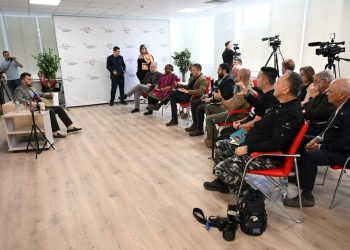 Глава ДНР встретился с иностранными журналистами и общественными деятелями