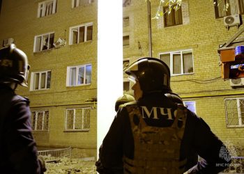 Сотрудники МЧС оказали помощь пострадавшим при обстреле Донецка