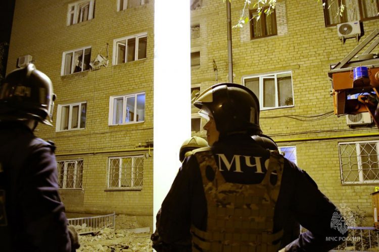 Сотрудники МЧС оказали помощь пострадавшим при обстреле Донецка