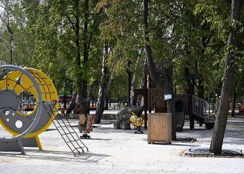 В центре Шахтерска ведутся работы по благоустройству сквера