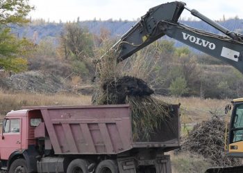 Продолжаются работы по расчистке русла Кальмиуса