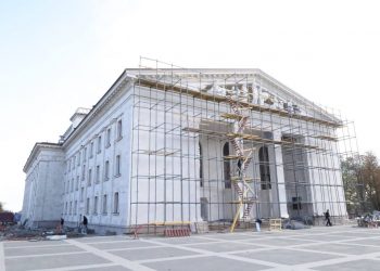 Восстановительные работы в драмтеатре Мариуполя близятся к завершению