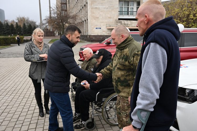 Глава ДНР вручил ключи от автомобилей ветеранам боевых действий