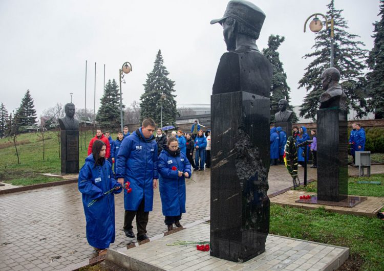 Донецкая молодежь провела акцию ко Дню ракетных войск и артиллерии