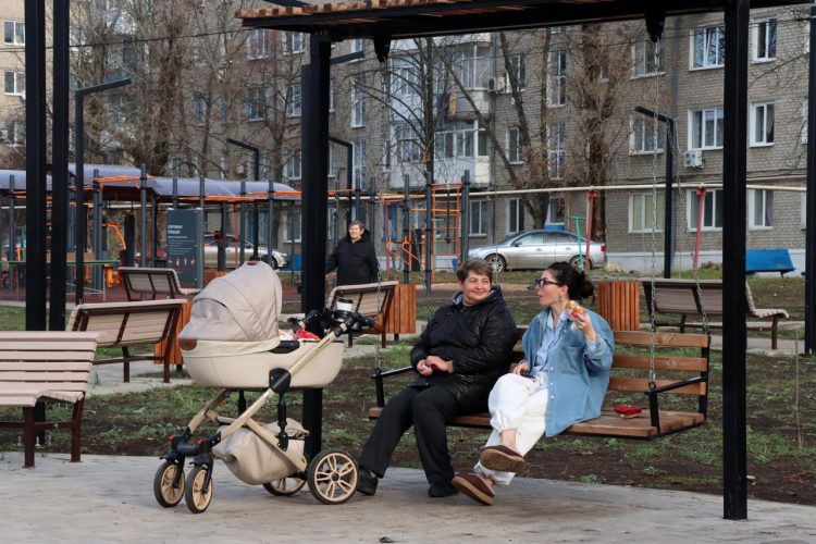 В Докучаевске открыли новый сквер