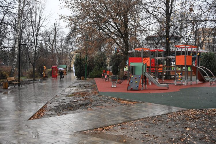 Завершается благоустройство двух парков в Торезе