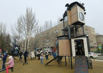 ‌‎На бульваре Пушкина в Донецке открыли детскую площадку
