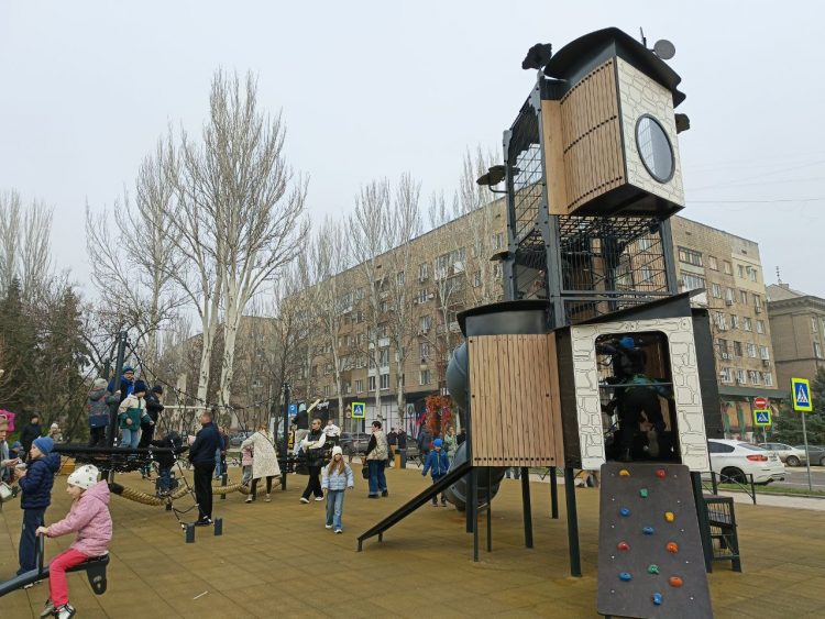 На бульваре Пушкина в Донецке открыли детскую площадку