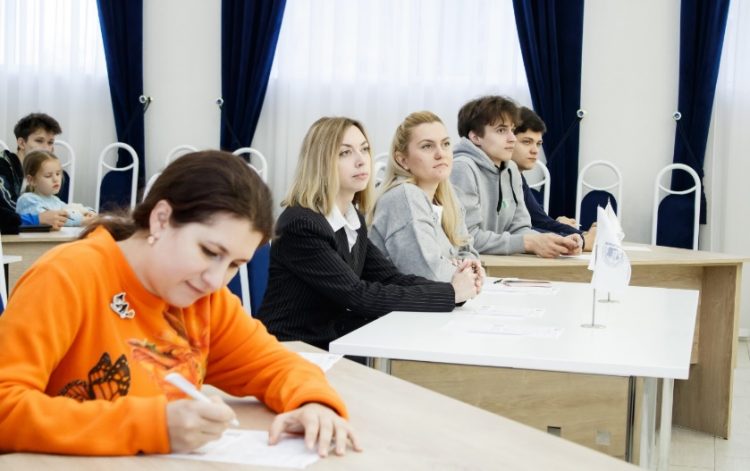 В Донецке провели географический диктант
