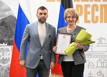 ‎Глава ДНР вручил жителям республики благодарности Президента РФ