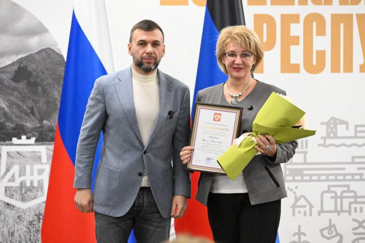 Глава ДНР вручил жителям республики благодарности Президента РФ