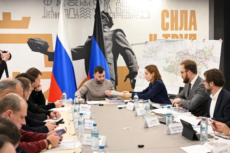 Глава ДНР обсудил генпланы развития крупных городов республики