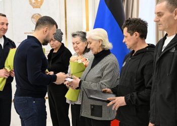 Денис Пушилин вручил эвакуированным жителям российские паспорта