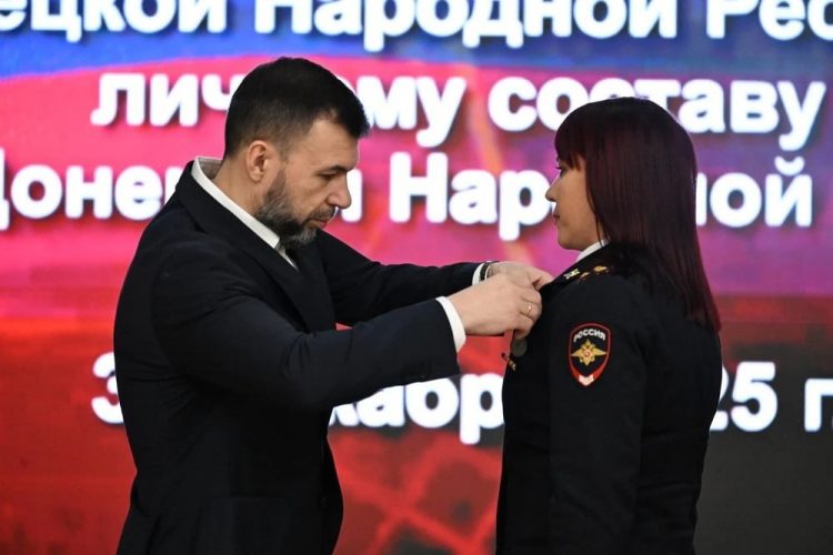 Глава ДНР вручил правоохранителям госнаграды
