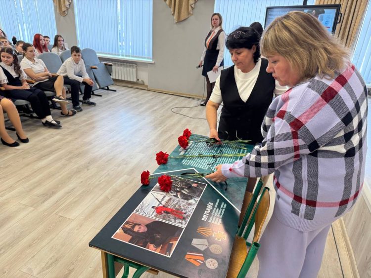 В память о защитниках Донбасса в школах устанавливают парты героев