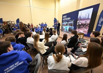 Денис Пушилин пообщался с молодежью Харцызска