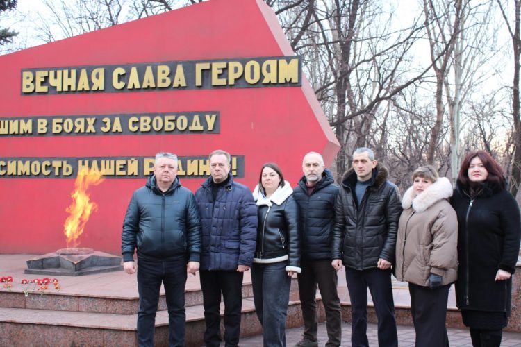 Жители Красного Лимана возложили цветы к вечному огню в честь освобождения города от немецко-фашистских захватчиков