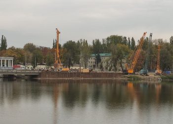 В Донецке продолжается капитальный ремонт моста через Кальмиус