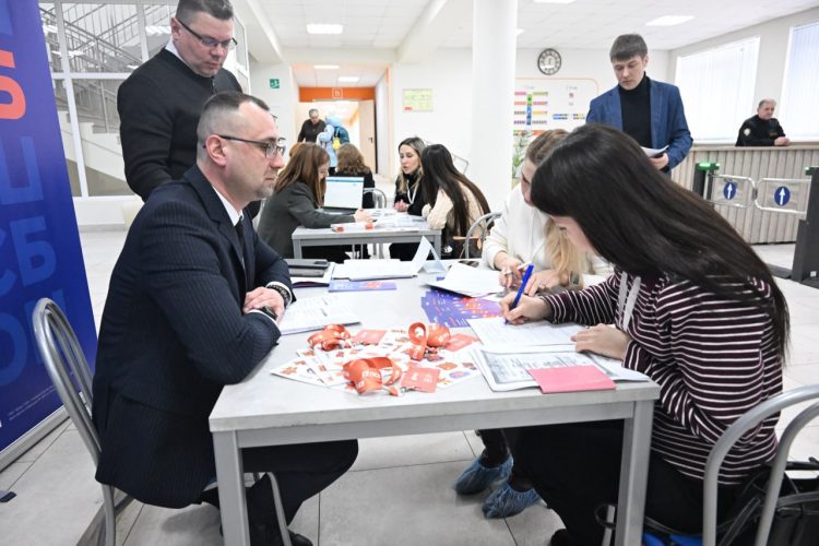 В ДНР запущен проект «Карта школьника»