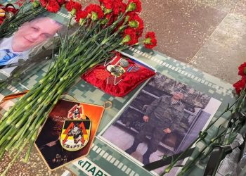 ‎В донецкой школе открыли шесть Парт Героя