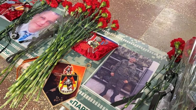 ‎В донецкой школе открыли шесть Парт Героя
