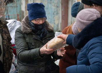 Жители освобожденных территорий продолжают получать гуманитарную помощь