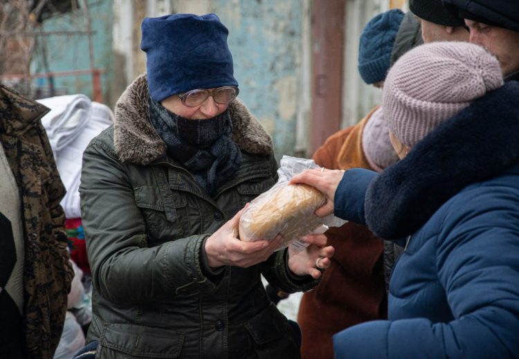 Жители освобожденных территорий продолжают получать гуманитарную помощь