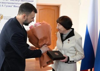 Денис Пушилин вручил Звезду Героя Труда Алле Иваненко