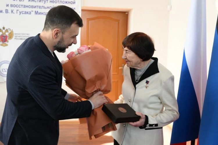 Денис Пушилин вручил Звезду Героя Труда Алле Иваненко