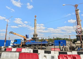 Продолжается ремонт моста через реку Кальмиус в Донецке