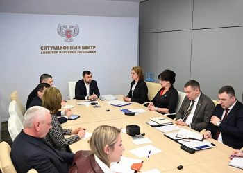 Глава ДНР провел оперативное совещание