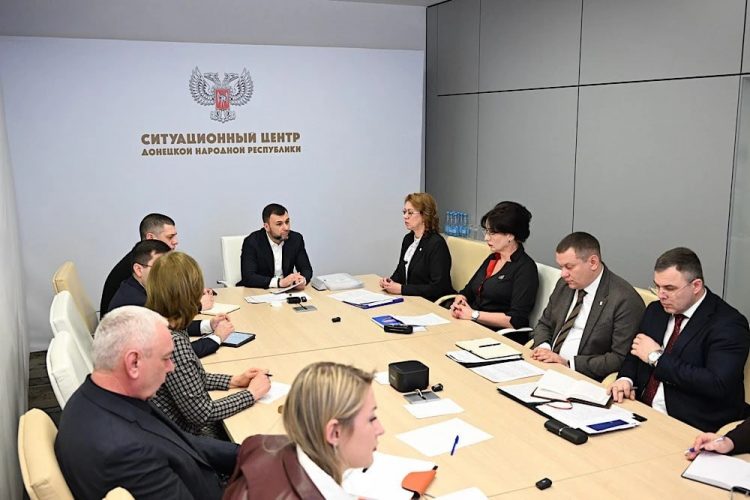 Глава ДНР провел оперативное совещание