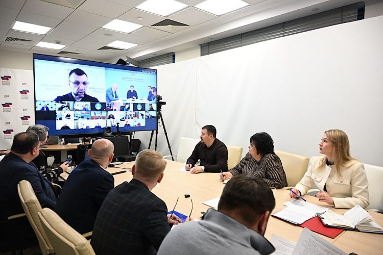 Глава ДНР провел оперативное совещание