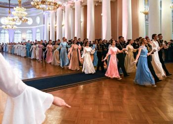 Три пары из ДНР приняли участие в кадетском бале