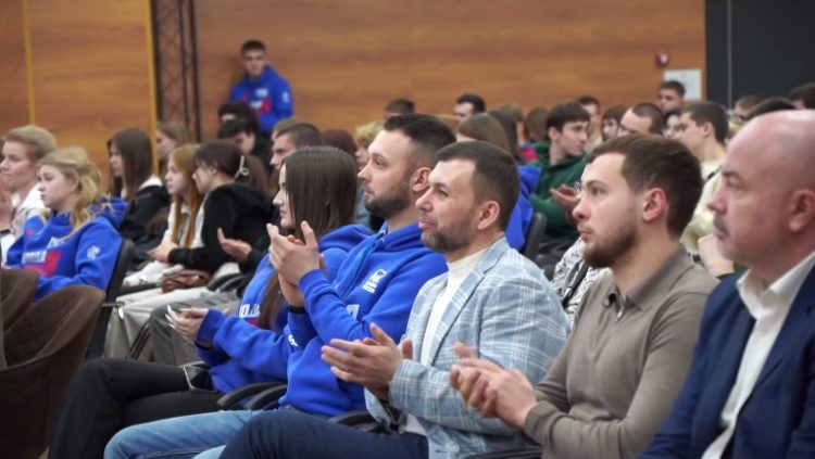 Денис Пушилин поздравил студентов с победой в дебатном турнире