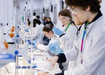 Школьница из ДНР получила специальный грант