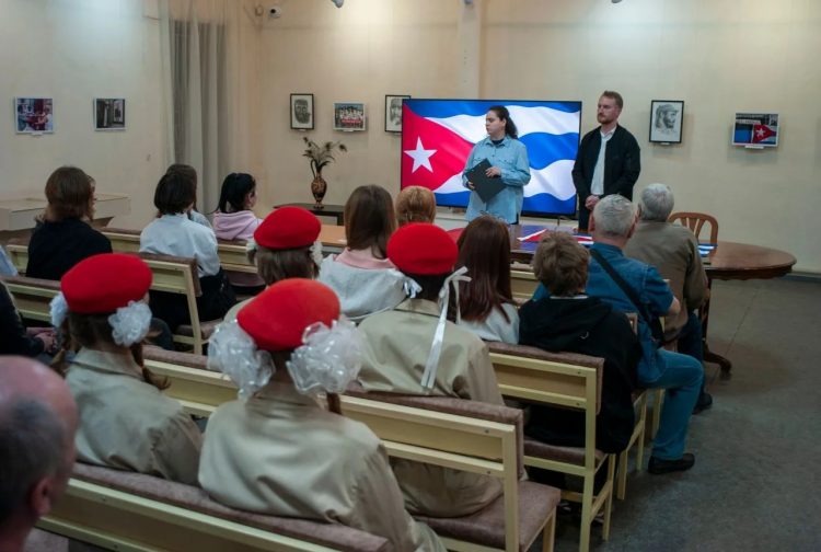 В Макеевке открылась выставка «Кубинские дневники»