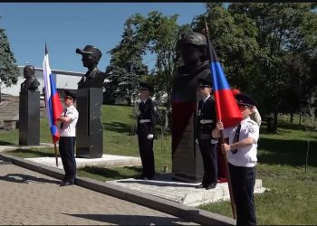 В Донецке открыли бюст Героя России Романа Воробьева