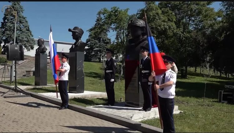 В Донецке открыли бюст Героя России Романа Воробьева