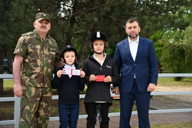 Глава ДНР вручил удостоверения участникам конного клуба