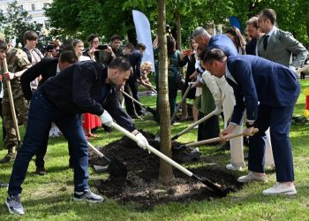 Глава ДНР принял участие в высадке памятной аллеи к ПМЭФ