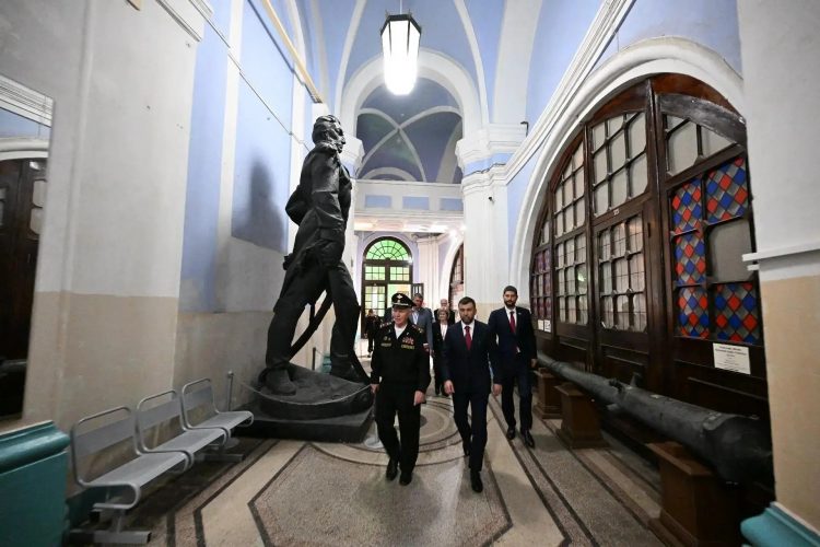 В Санкт-Петербурге открыта выставка госнаград ДНР