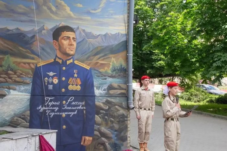 В Донецке появился мурал в честь Героя России Нурмагомеда Гаджимагомедова