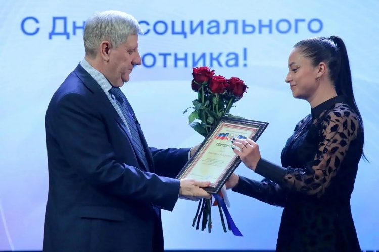 Андрей Чертков поздравил соцработников с профессиональным праздником