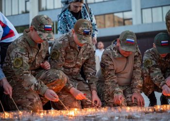 В Московской области зажгли 8 тысяч свечей в виде фигуры Солдата Победы