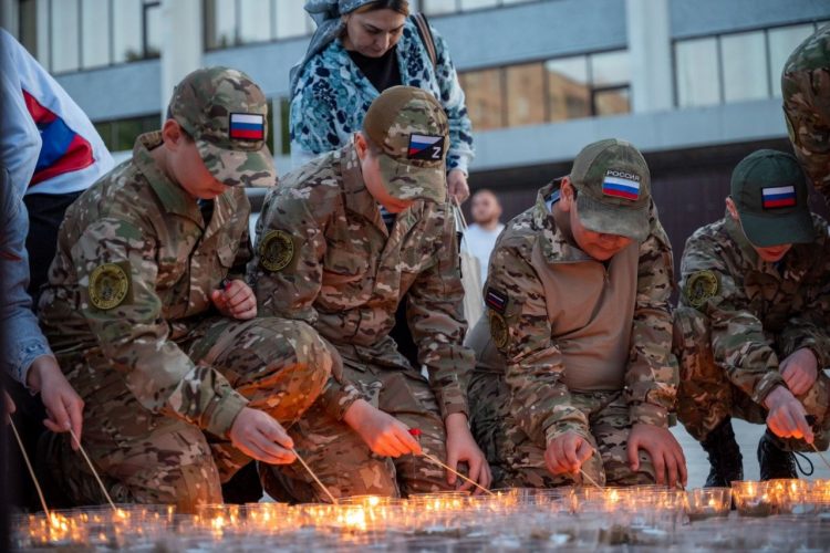 В Московской области зажгли 8 тысяч свечей в виде фигуры Солдата Победы